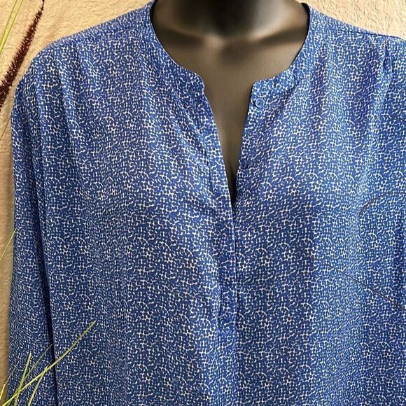 #98 a.n.a blue/white Long adjustable sleeve semi sheer, printed top size 3X - Picture 2 of 8